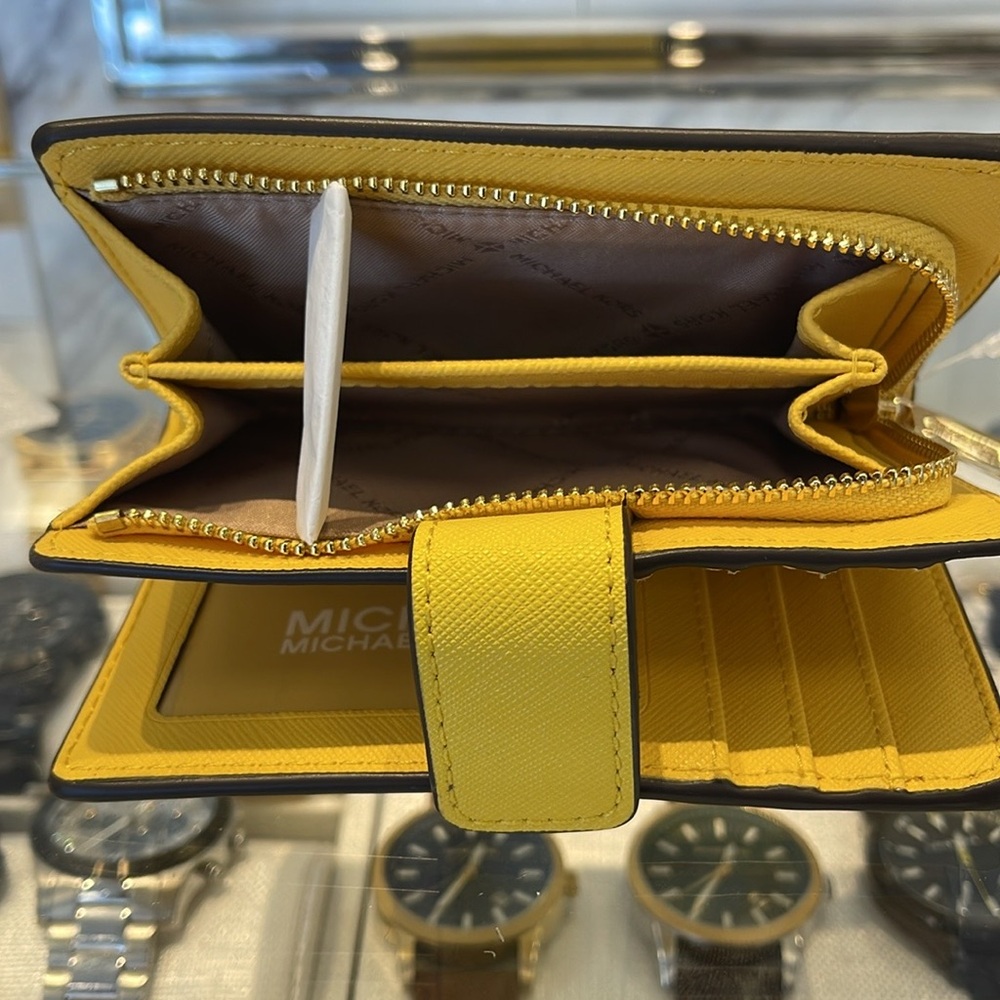 Michael Kors Medium Crossgrain Leather Wallet
COLOR GOLDEN YELLOW
NWT - Picture 16 of 16